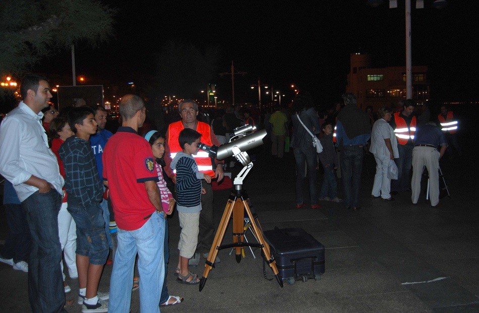 Observación pública en el Paseo Marítimo (Santander)