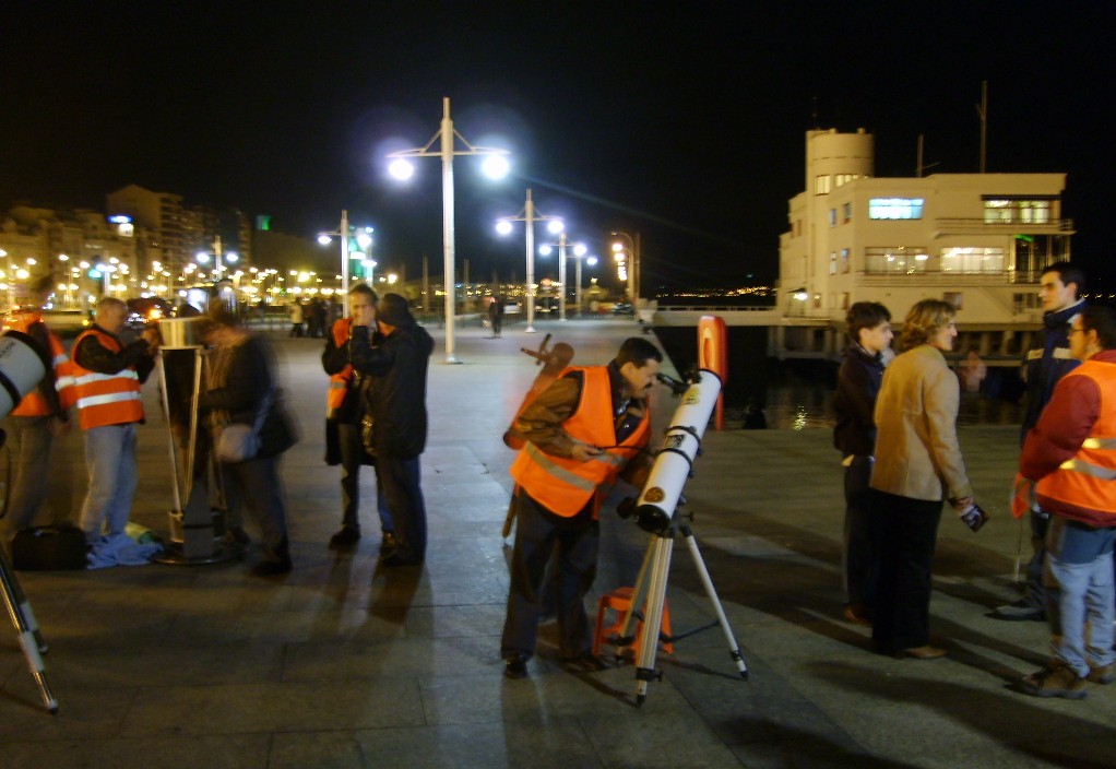 Observación pública en el Paseo Marítimo (Santander)